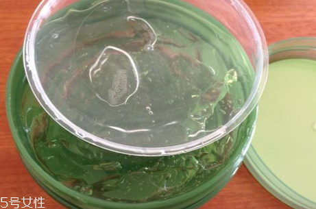 得鮮蘆薈膠含酒精嗎？蘆薈膠當(dāng)睡眠面膜的作用