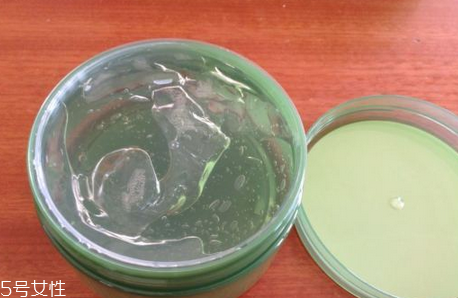 得鮮蘆薈膠含酒精嗎？蘆薈膠當(dāng)睡眠面膜的作用