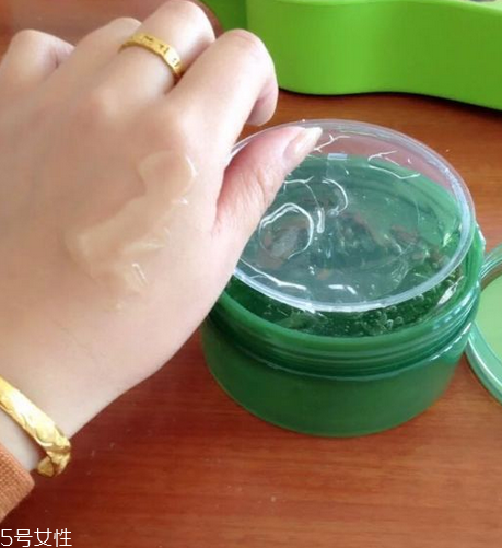 得鮮蘆薈膠含酒精嗎？蘆薈膠當(dāng)睡眠面膜的作用