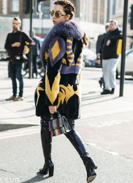 過(guò)膝長(zhǎng)靴怎么搭配好看？這樣穿時(shí)尚又保暖