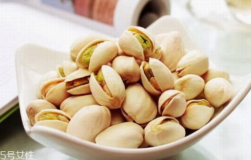 開(kāi)心果發(fā)黃怎么回事 偏黃的開(kāi)心果更放心