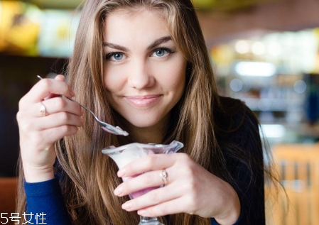 久坐不動上班族如何減肥？越努力工作的人越容易發(fā)胖