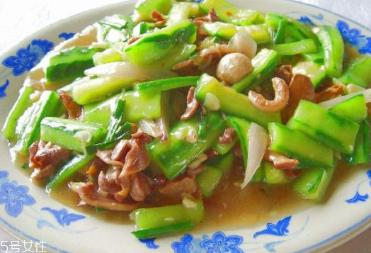 絲瓜的土腥味怎么去除？絲瓜切后不變色小技巧