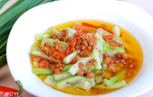 絲瓜的土腥味怎么去除？絲瓜切后不變色小技巧