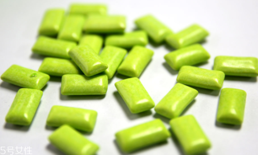 口香糖吃進肚子里怎么辦？會隨排泄物一起排出體外