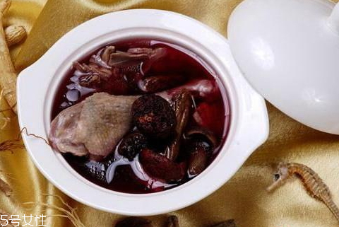 紅菇可以和魚一起燉嗎 氣血雙補(bǔ)紅菇魚湯 紅菇可以和魚一起燉嗎 氣血雙補(bǔ)紅菇魚湯