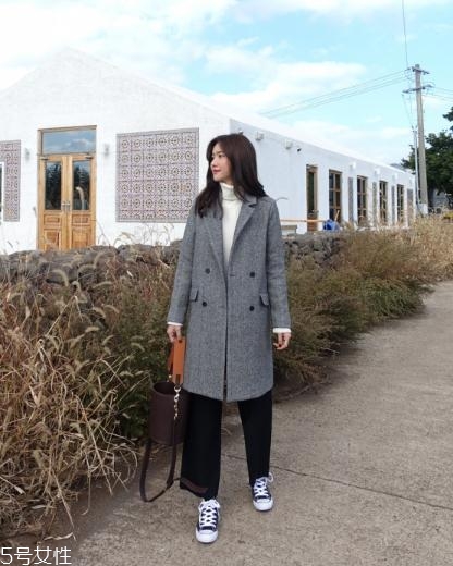 灰色大衣配什么顏色的毛衣？分分鐘穿出高級范兒
