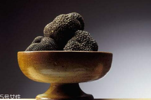 黑松露可以生吃嗎 生吃黑松露更營養(yǎng) 黑松露可以生吃嗎 生吃黑松露更營養(yǎng)