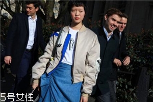 飛行員夾克里面穿什么？溫暖時(shí)尚兩不誤