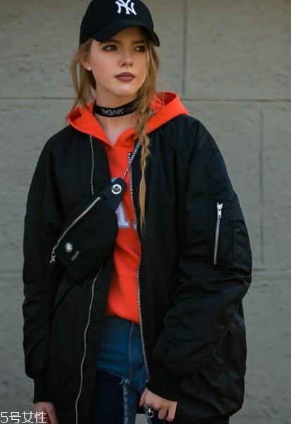 飛行員夾克里面穿什么？溫暖時(shí)尚兩不誤