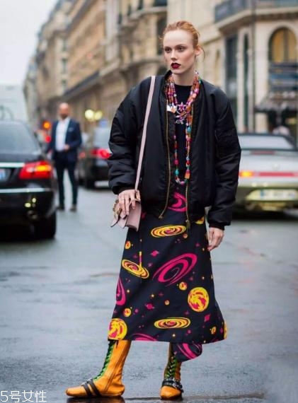 飛行員夾克里面穿什么？溫暖時(shí)尚兩不誤