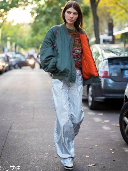 飛行員夾克里面穿什么？溫暖時(shí)尚兩不誤