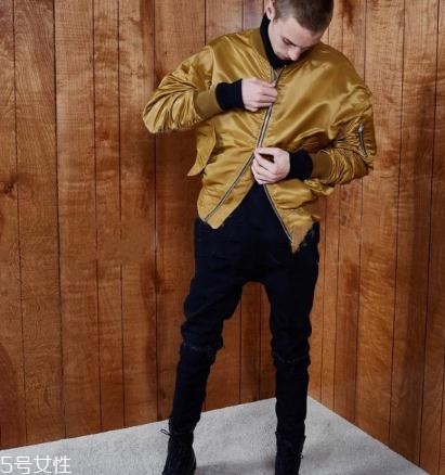 飛行員夾克里面穿什么？溫暖時(shí)尚兩不誤