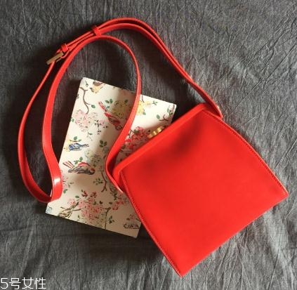 露露guinness什么檔次？這款紅唇包再不買就out了