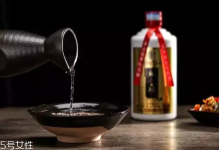 喝白酒有哪些好處？喝點白酒能激活腸胃