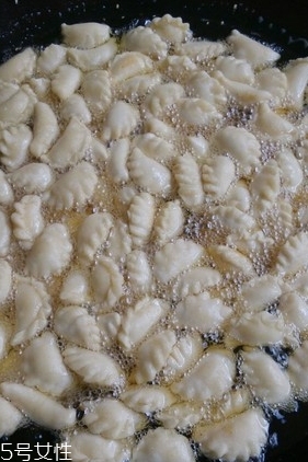 油角的皮要怎樣才松脆？關(guān)鍵看火候和時間