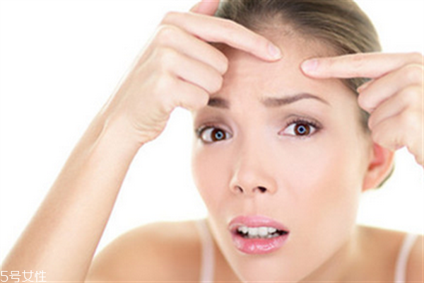 額頭毛孔粗大用什么護膚品？額頭毛孔粗大和出油有關(guān)系