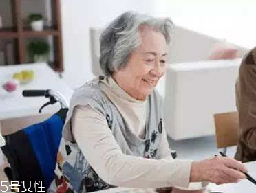 加齡臭怎么去除？老人氣治療應(yīng)內(nèi)外兼修