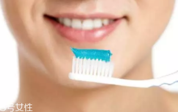 牙結(jié)石能自動(dòng)脫落嗎？除了洗牙別無(wú)他法