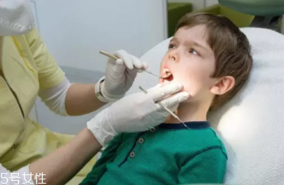 牙結(jié)石能自動(dòng)脫落嗎？除了洗牙別無(wú)他法