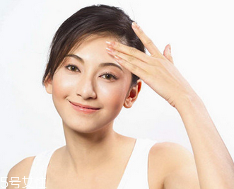 額頭毛孔粗大用什么護膚品？額頭毛孔粗大和出油有關(guān)系