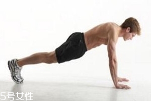 腰椎間盤突出能做俯臥撐嗎？俯臥撐禁忌人群