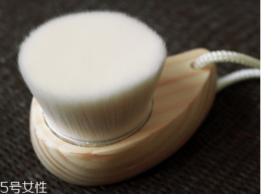 額頭毛孔粗大怎么辦？正確使用潔面刷毛孔會(huì)變小