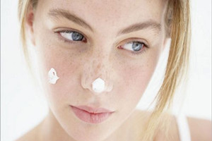 眼角長(zhǎng)斑是怎么回事？長(zhǎng)斑4大原因