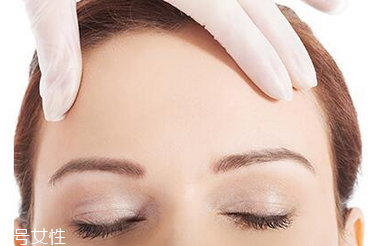 額頭毛孔粗大用什么護膚品？額頭毛孔粗大和出油有關(guān)系