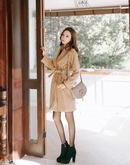 卡其色大衣配什么包包？這樣搭配高貴優(yōu)雅