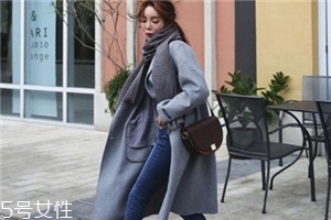 灰色大衣配什么顏色包包？這樣搭配穿出高級感