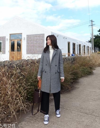 灰色大衣配什么顏色包包？這樣搭配穿出高級感