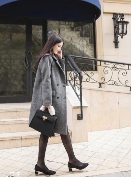 灰色大衣配什么顏色包包？這樣搭配穿出高級感