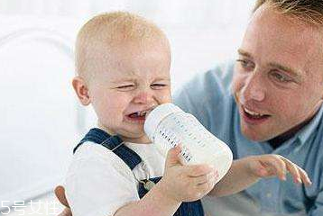 母乳寶寶如何判斷奶量？媽媽記得要多喝奶