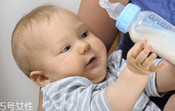 母乳寶寶如何判斷奶量？媽媽記得要多喝奶