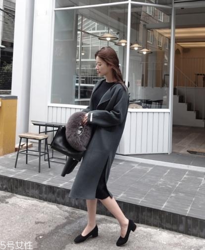 深灰色大衣怎么搭配？極致低調的時髦