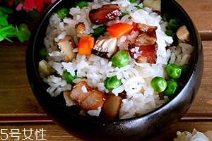 香菇臘腸土豆?fàn)F飯的做法 一個(gè)電飯煲就可以搞定的懶人飯 香菇臘腸土豆?fàn)F飯的做法 一個(gè)電飯煲就可以搞定的懶人飯