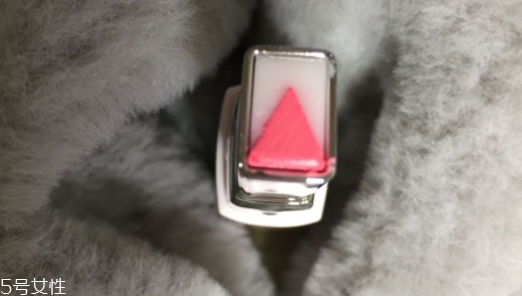 蘭芝V型唇膏01號色是什么樣的？淡粉色很溫婉