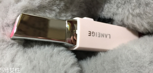 蘭芝V型唇膏01號色是什么樣的？淡粉色很溫婉