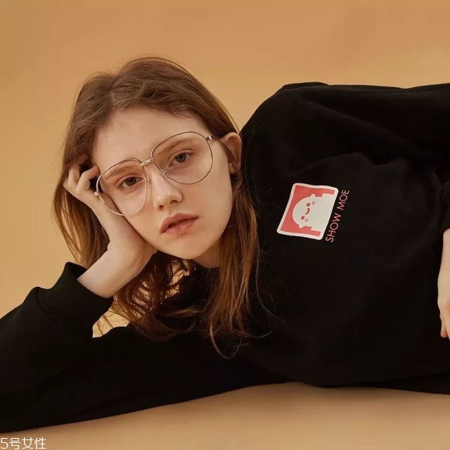 秋冬衛(wèi)衣怎么搭配 6種搭配時尚一季 秋冬衛(wèi)衣怎么搭配 6種搭配時尚一季