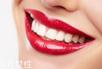 牙齒發(fā)黃是天生的嗎？只是你刷牙偷懶了