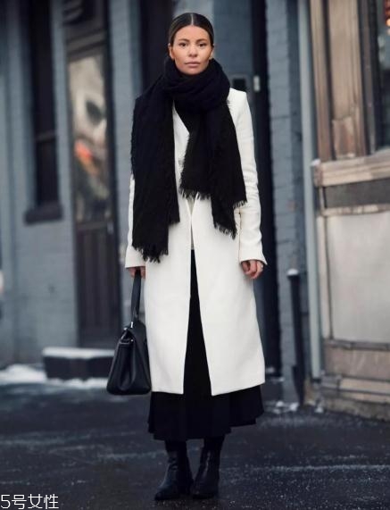 冬季半身裙怎么搭配？這樣穿時(shí)尚又藏肉