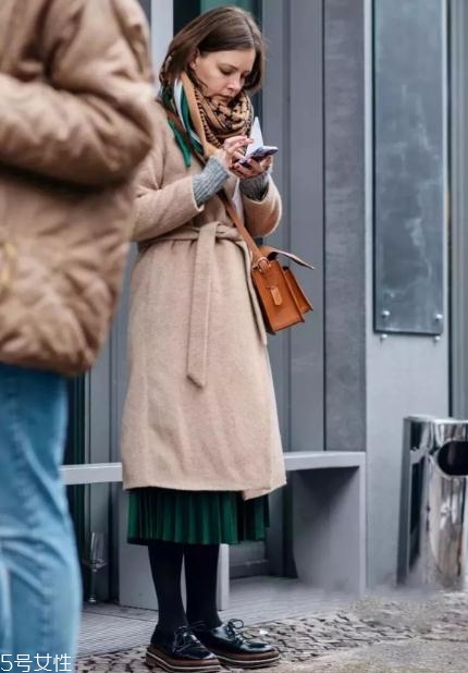 冬季半身裙怎么搭配？這樣穿時(shí)尚又藏肉