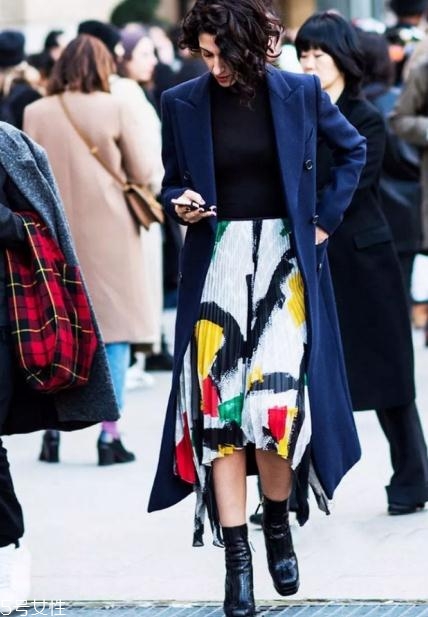 冬季半身裙怎么搭配？這樣穿時尚又藏肉