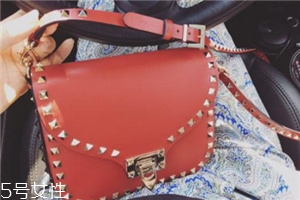 華倫天奴包包一般多少錢？女明星爭(zhēng)奇斗艷全靠它