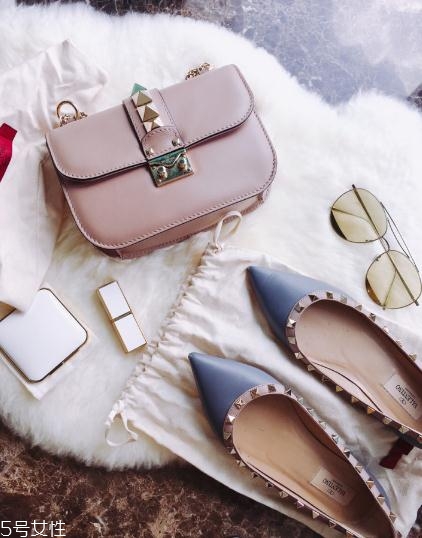 華倫天奴包包一般多少錢？女明星爭(zhēng)奇斗艷全靠它