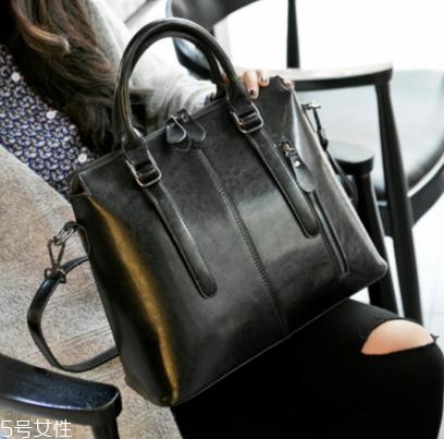 油蠟皮是什么皮？這種材質(zhì)的包包你一定買過