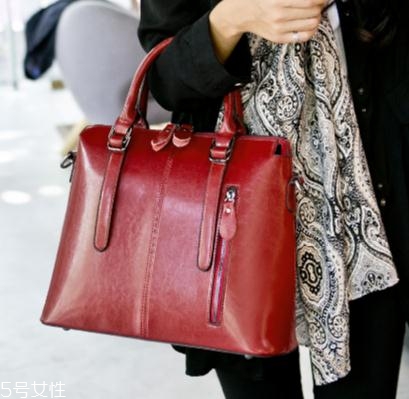 油蠟皮是什么皮？這種材質(zhì)的包包你一定買過