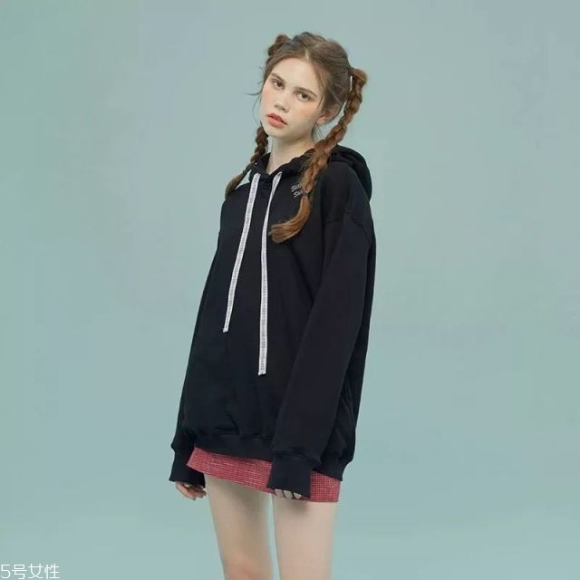 秋冬衛(wèi)衣怎么搭配 6種搭配時尚一季 秋冬衛(wèi)衣怎么搭配 6種搭配時尚一季