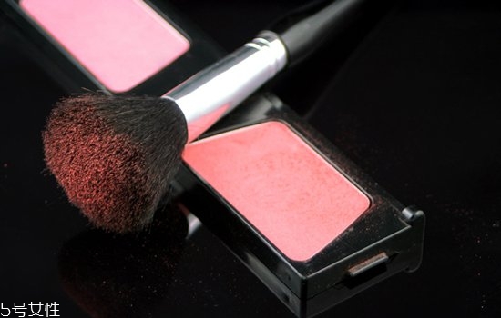 腮紅膏和腮紅粉哪個好用？黃皮適合的腮紅顏色